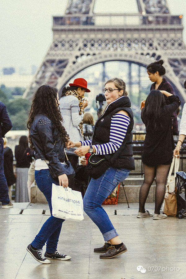 巴黎，铁塔下……