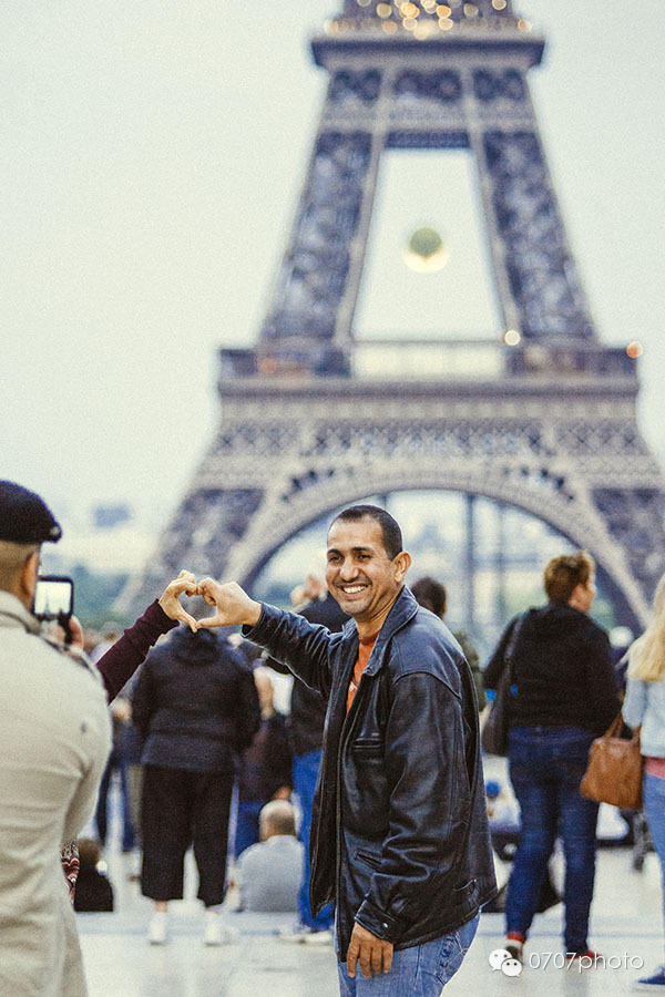 巴黎，铁塔下……