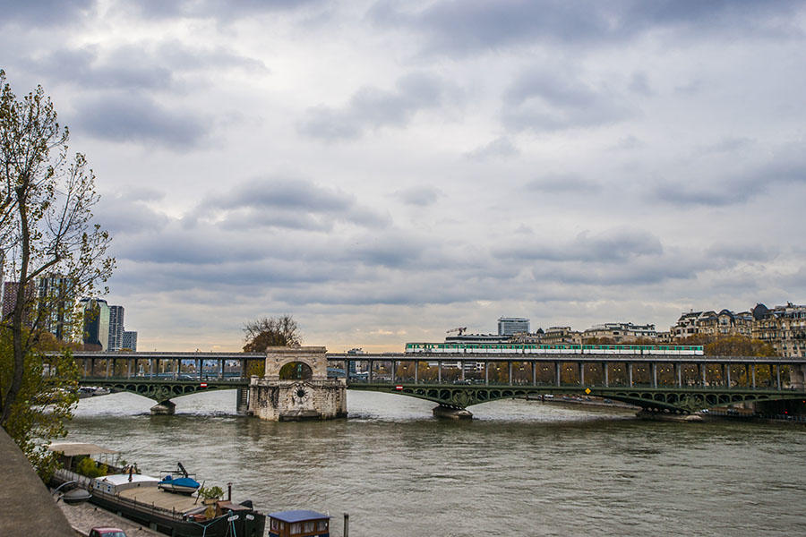 沿着塞纳河散步（一）