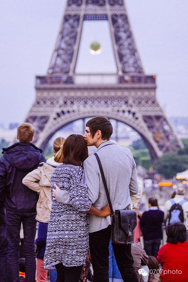 巴黎，铁塔下……