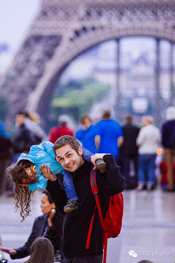 巴黎，铁塔下……